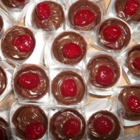 Copinho de chocolate com brigadeiro decorado com cereja