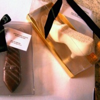 Sapato e gravata de chocolate.
