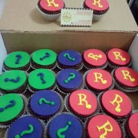 Cupcakes recheados e personalizados no tema da festa com pasta americana ou chantilly