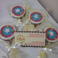 Pirulitos de chocolate personalizado com o tema da festa