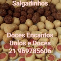 Salgados fritos deliciosos bem recheados e crocantes