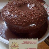 Delicioso bolo vulcão nos sabores limão, churros, brigadeiro, paçoca, maracujá e ninho