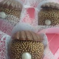docinho de amendoim com pérola dentro da ostra de chocolate.