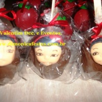Maças de chocolate modeladas.