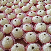 Beijinhos R$ 30,00 o cento