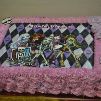 Bolo Monster High recheado de mousse de nutella e frutas vermelhas.