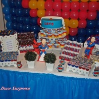 Festa personalizada Super homem (super layo): bolo fake na torre de cupcakes, kit provençal,doces go