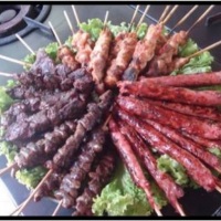 Temos espetinhos e almoço com churrasco