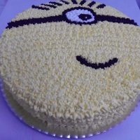 Bolo para 30 pessoas com decoração dos Minions.
