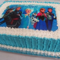 Bolo com decoração da Frozen.
