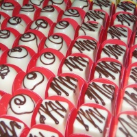 Bombons Pequenos e Quadradinhos de Chocolate branco.