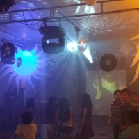 PISTA DE DANÇA, DJ, ÁUDIO, GLOBO ESPELHADO, MAQUINA DE FUMAÇA, PROJETOR E ILUMINAÇÃO / SALÃO DE RECE