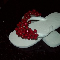 Sandálias  havaianas decoradas.