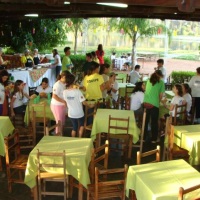 02 salões acomodam até 1000 pessoas sentadas....realizamos festas até 2000 pessoas!