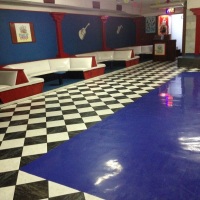 Boate no segundo piso com sofás (para 50 pessoas), Bar, palco e pista de dança