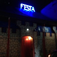 Frente da casa à noite