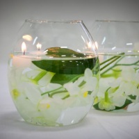 centro de mesa aquario com orquideas e velas.