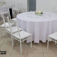 cadeiras brancas toalhas brancas mesa de 8 lugares