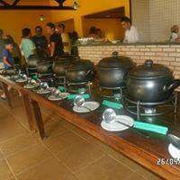 Feijoada servida em panelas de barro