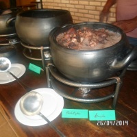 Feijoada servida com itens separados
