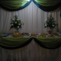 mesa de buffet com arranjos naturais