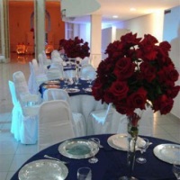 centro de mesa com rosas vermelhas