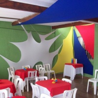 DECORAÇÃO COM TRIÂNGULOS EM LYCRA