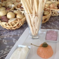 Grissini e patês (queijo, tomate seco e azeitonas pretas)