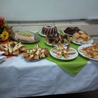 Mesa de pães,bolos e salgados 2