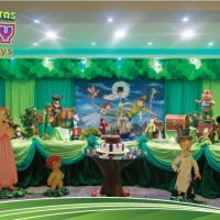Agora a Casa de Festas Happy Toys tem novo teto decorado com iluminação especial que muda de cor de 