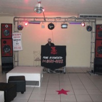 MONTAGEM DO DJ EM BUFFET PRONTO PARA A FESTA