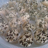 Docinhos em copinhos.
Brigadeiro de maracujá.