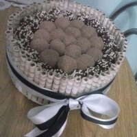 Bolos confeitados.