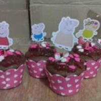 Mini cupcakes no tema da sua festa!
Estes são de chocolate com goiabada.