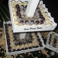 Doces truffados cobertos com chocolates branco e ao leite!