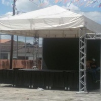 PALCO COBERTO COM PÉ DIREITO TRELIÇADO
