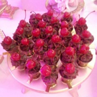Copinho de chocolate com ganache e cereja