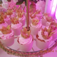 Cupcake de baunilha com recheio de doce de leite com cobertura de chantininho