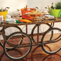 mesa e roda de bicicleta