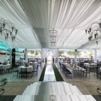 casamento no salão frontal com tapete de espelho