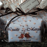 Porta moedas personalizado para lembrancinha de casamento.
Quantidade mínima de 10 unidades
Lembra