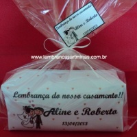 Necessaire para lembrancinha de casamento
Feita com alça para auxiliar no transporte de maquiagem,
