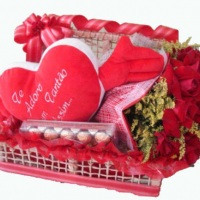 baú com rosas vermelhas e 1 coração pelúcia e bombons