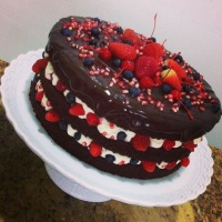 Naked Cake com frutas vermelhas