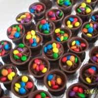 copinho com mousse e decoração variadas
