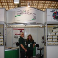 Stand especial com testeira arredondada e torres