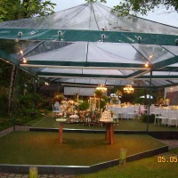 Casamento com tendas cristais e revestimento de toda ferragem
