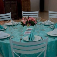 Aluguel de toalha adamascada Azul Tiffany com mesa redonda para 8 pessoas e cadeira de ferro branca