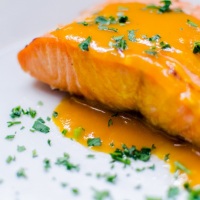 Salmão ao molho de manga com maracujá