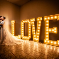 Love gigante iluminado